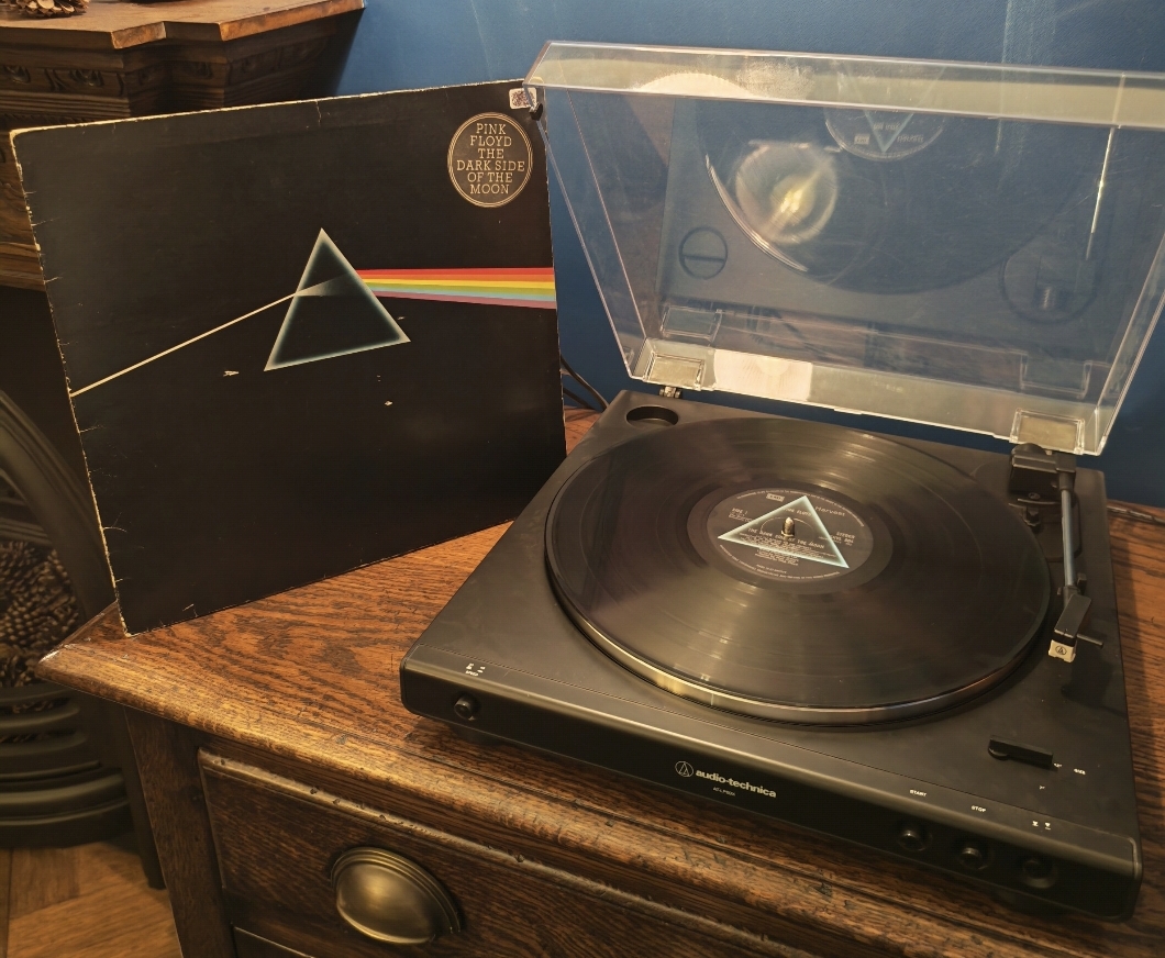 Pink Floyd Darkside of the Moon Vinyl Record LP SHVL804 1973 sleeve Pink Floyd Darkside of the Moon Vinyl Record LP SHVL804 1973 sleeve